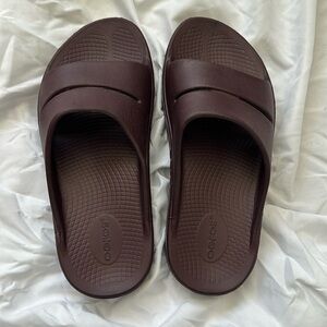 OOFOS unisex slides